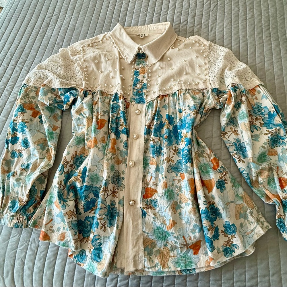 POL NWOT. Floral Pearl Yoke Button-Up Blouse/Overlay - Cream & Teal Floral